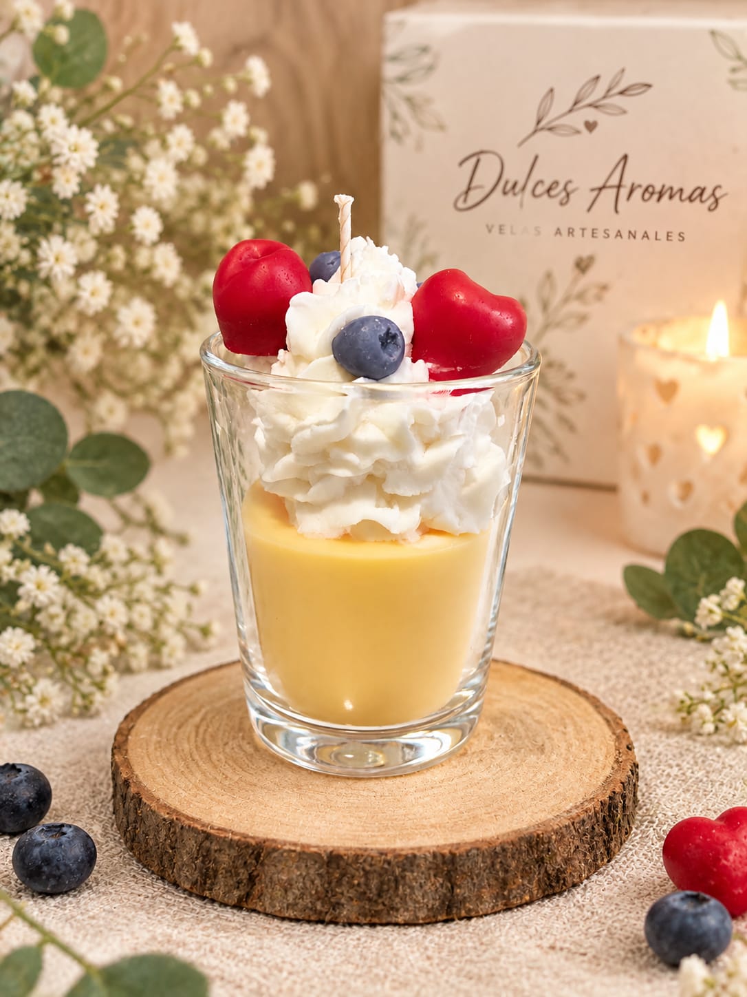 Vela Delicias de Vainilla en vaso de cristal con base crema, decoración tipo nata y frutos rojos