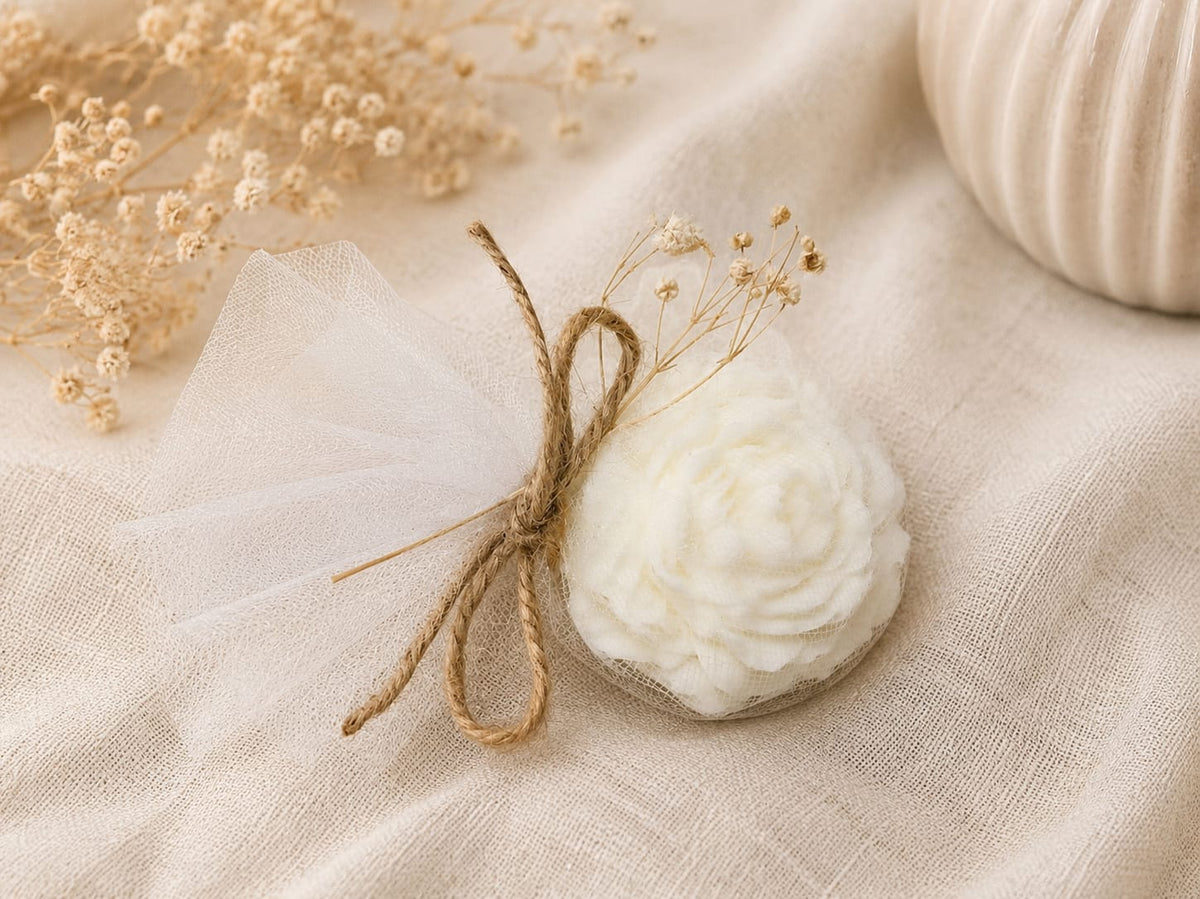 Vela detalle floral rosa blanca con tul y cordón natural