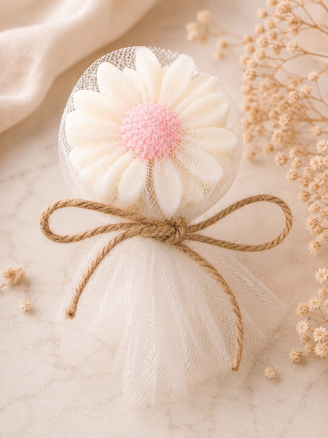 Vela detalle floral margarita blanca con centro rosa